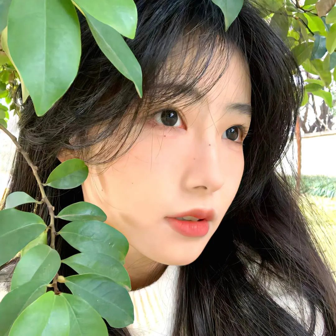 挥著翅膀的女孩